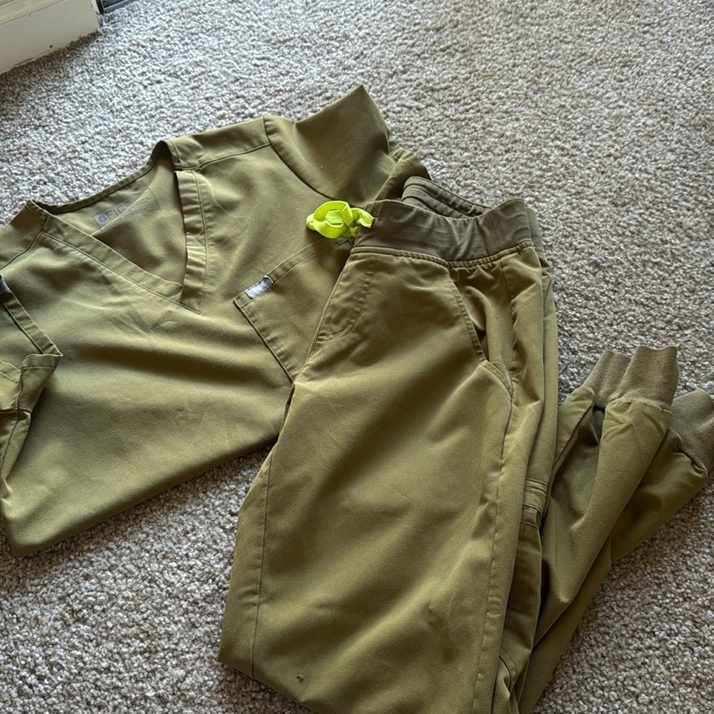 OLIVE GREEN FIGS SCRUB SET